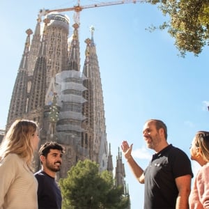 The Best of Barcelona: Walking Tour with Fast Track Entry to Sagrada Familia – Small Group