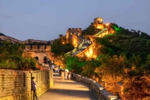 Pechino: biglietto notturno per la Grande Muraglia di Badaling o tour con spettacolo