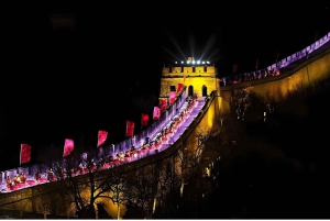 Pechino: biglietto notturno per la Grande Muraglia di Badaling o tour con spettacolo