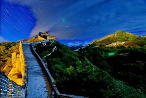 Pechino: biglietto notturno per la Grande Muraglia di Badaling o tour con spettacolo
