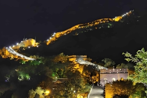 Pechino: biglietto notturno per la Grande Muraglia di Badaling o tour con spettacolo
