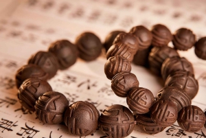 Pékin : fabrication de bracelets parfumés chinois