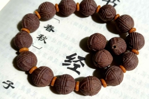 Pékin : fabrication de bracelets parfumés chinois