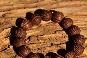 Pékin : fabrication de bracelets parfumés chinois