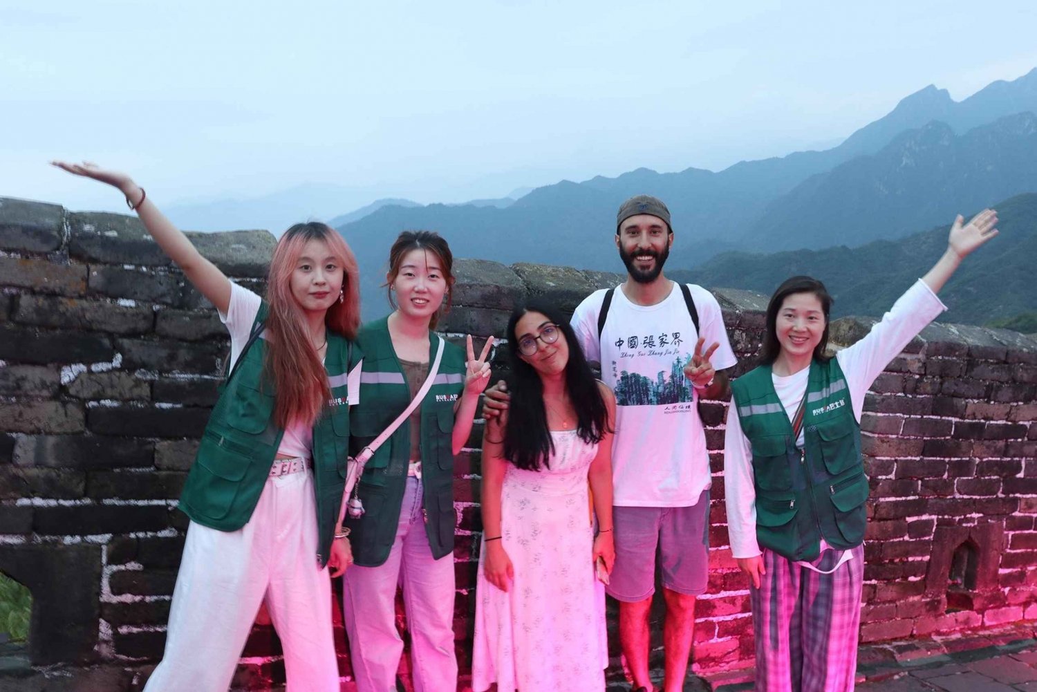 Skymningsglöd vid Mutianyu Great Wall Kvällsbusstur + biljett