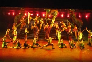 Pekingin akrobaattiesitys + hot pot tai paikallinen illallinen