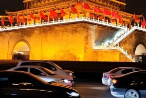 Beijing: Tiananmen Square and Houhai Night Walking Tour