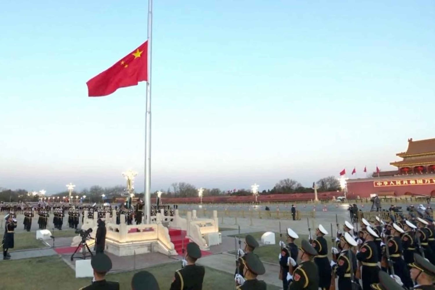 Peking: Zeremonie zum Senken der Flagge auf dem Platz des Himmlischen Friedens und Tour durch die Stadt