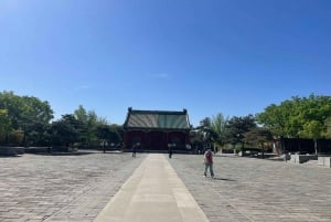 Clase de Kungfu chino en un antiguo templo junto a la Ciudad Prohibida