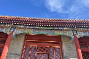 Clase de Kungfu chino en un antiguo templo junto a la Ciudad Prohibida