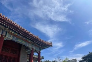 Clase de Kungfu chino en un antiguo templo junto a la Ciudad Prohibida