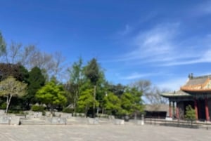 Clase de Kungfu chino en un antiguo templo junto a la Ciudad Prohibida