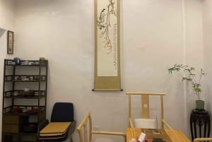 Cerimónia do chá chinês no pátio de Hutong de Pequim