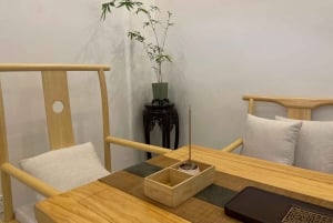 Cerimónia do chá chinês no pátio de Hutong de Pequim