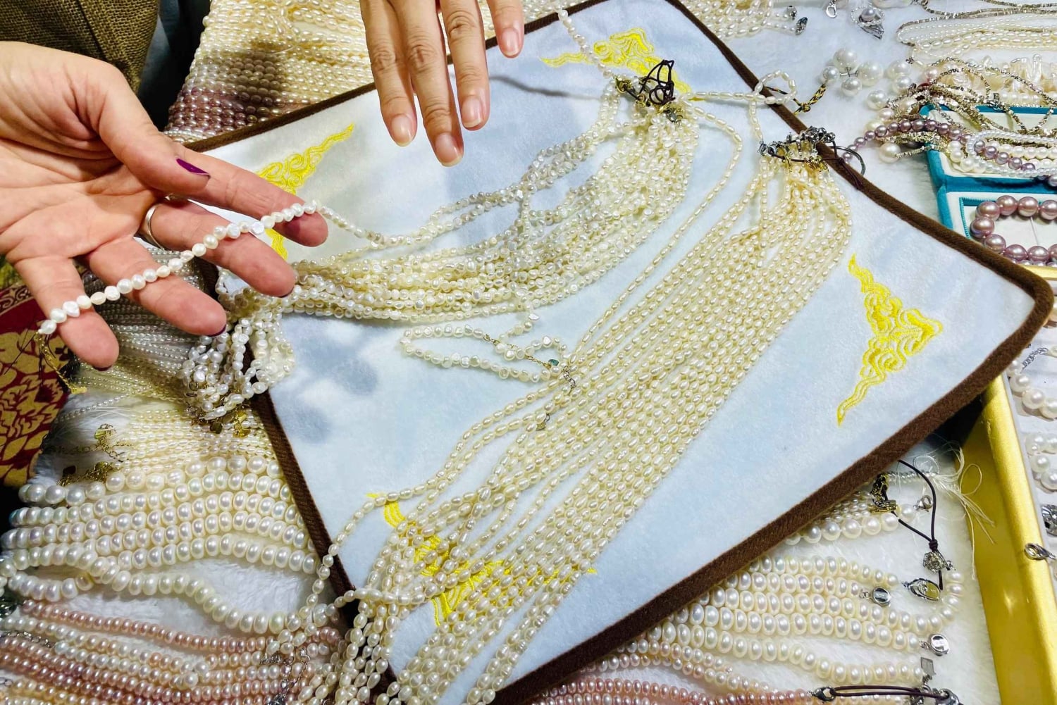 Äventyr på nattmarknaden med en engelsk guide!