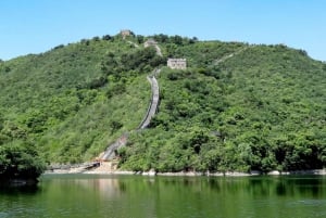 Liten gruppresa till två sektioner av kinesiska muren i Peking