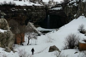 Fra Beirut: Baatara Gorge, Aaqoura Lake & Batroun Day Trip