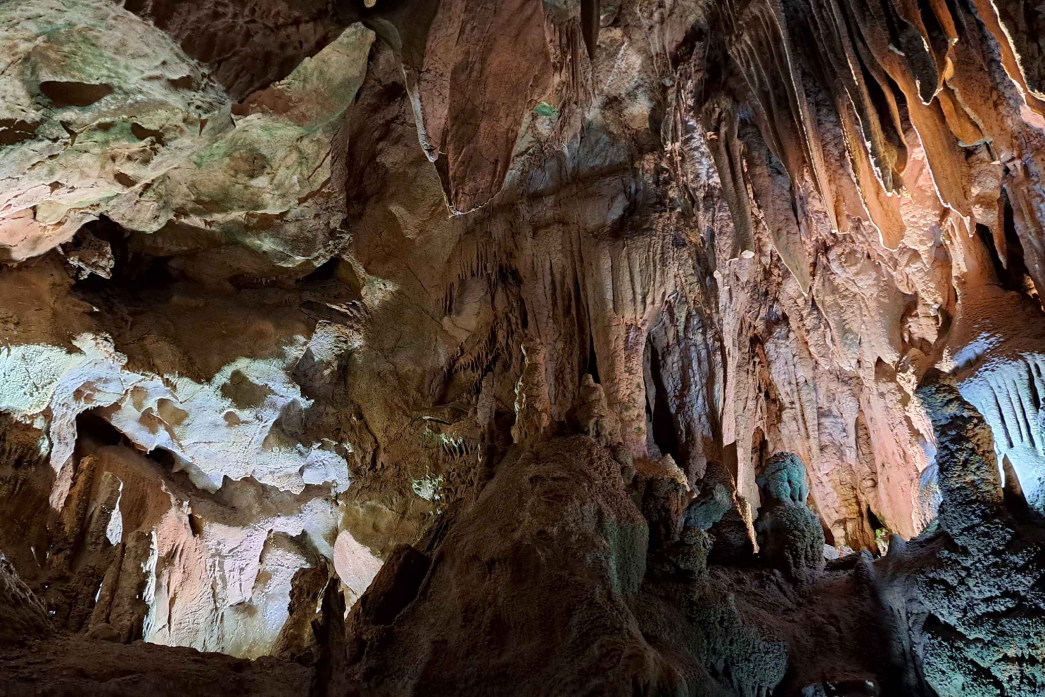 Из Белграда: полный день в пещере Ресава и средневековых монастырях