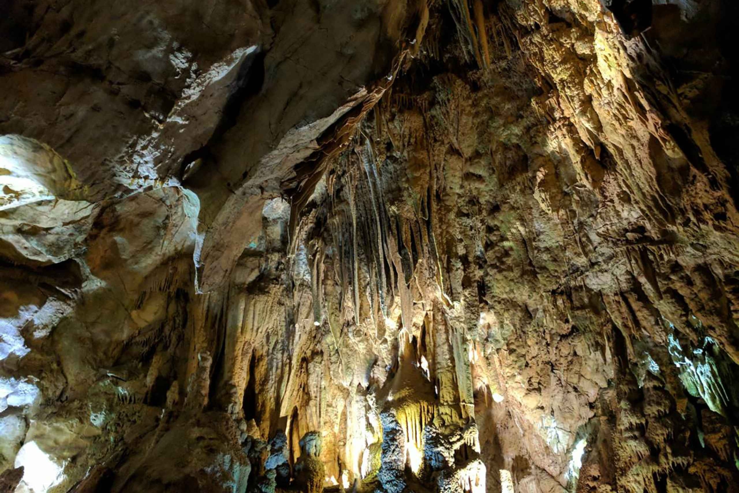 Из Белграда: полный день в пещере Ресава и средневековых монастырях