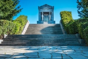 Museo di Tito e montagna Avala con auto d'epoca
