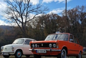 Museo di Tito e montagna Avala con auto d'epoca