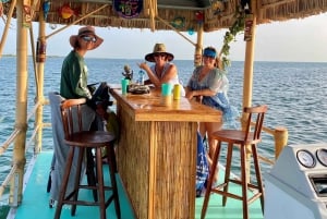 Caye Caulker: Cruceros en barco pontón con bar Tiki