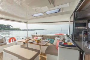 Welcome to the luxurious 'Gingembre' catamaran.