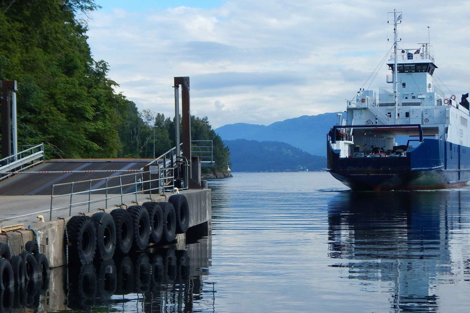 Bergen: Hardangerfjord Tour with Lunch & Waterfalls