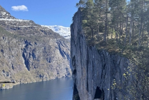 Flexible tour to Modalen Castle Hesjedalsfossen can hiking