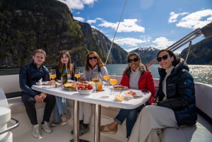 From Bergen: Modalen Private Fjord Cruise with Waterfalls