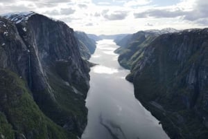 Fra Bergen: Trolltunga og fossefall – helikoptertur