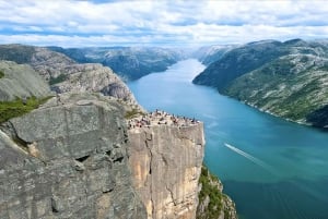 Von Haugsund aus: Geführte Tagestour zum Preikestolen (Kanzelfelsen)