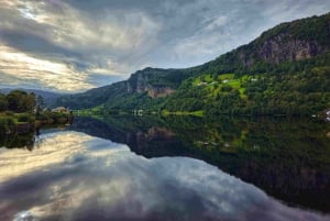 Führung: Hardangerfjord, Wasserfälle und Fährüberfahrt