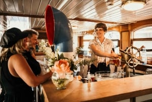 1h Berlin-Cruise with 140 year old electrified steamship
