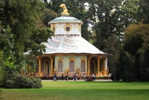 5h Potsdam private tour with Guide, Chauffeur & Photographer