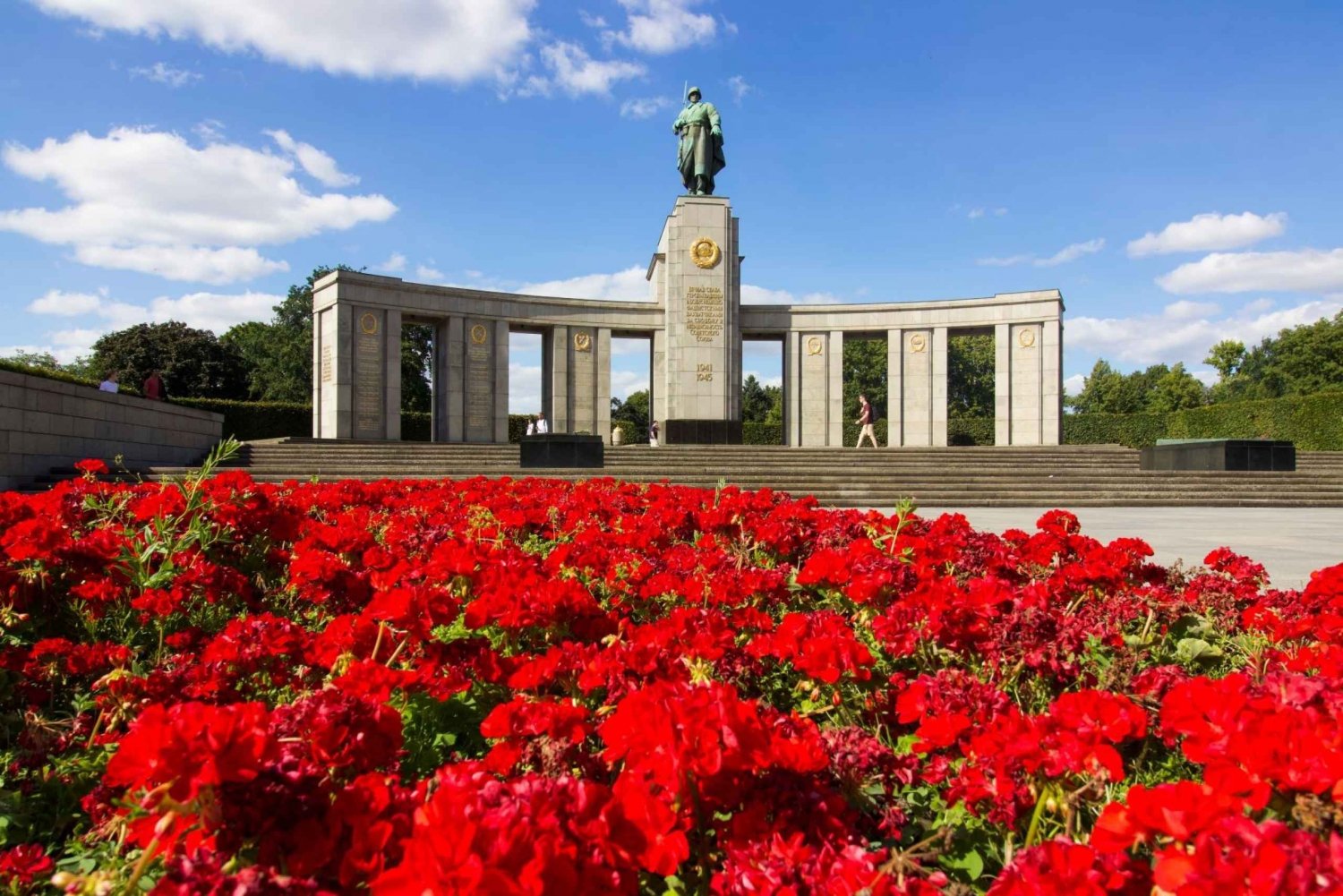 Battle of Berlin: Full Day Private Historic Black Van Tour