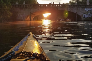 Berlino: tour serale di 2 ore in kayak sul Landwehrkanal