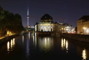 Berlim: Cruzeiro no rio Spree à noite no Natal