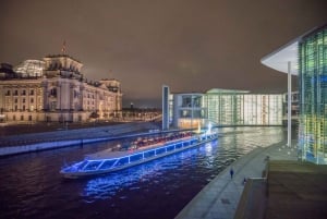 Berlim: Cruzeiro no rio Spree à noite no Natal