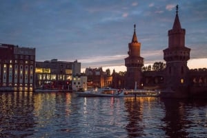 Berlim: Cruzeiro no rio Spree à noite no Natal