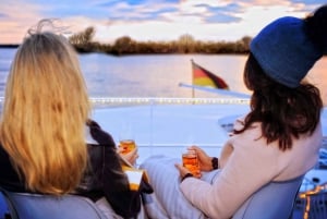 Berlim: Cruzeiro no rio Spree à noite no Natal