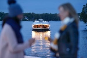 Berlim: Cruzeiro no rio Spree à noite no Natal