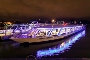 Berlim: Cruzeiro no rio Spree à noite no Natal