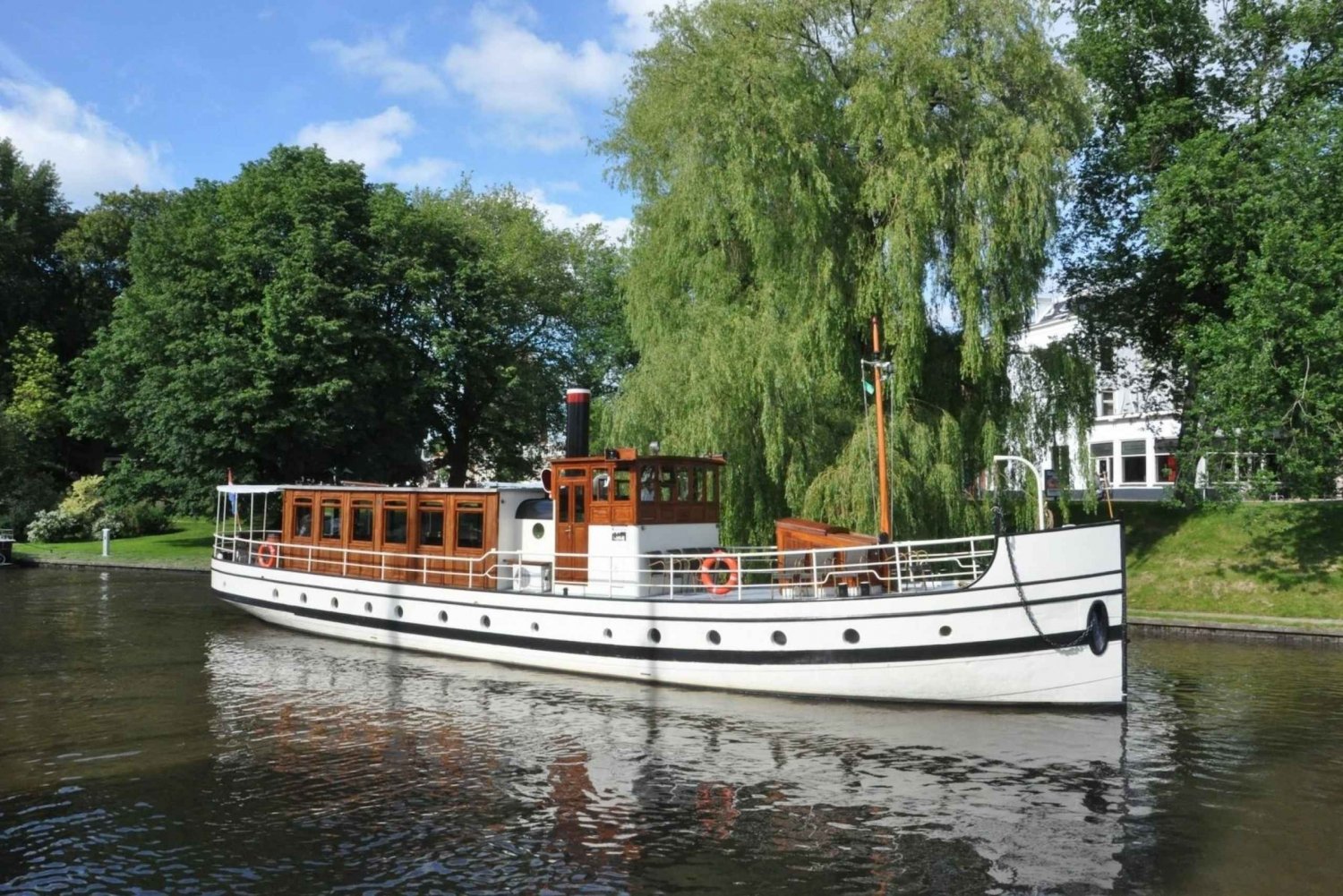 Berlín: Cena Crucero de 3 platos en un Barco Saloon Histórico