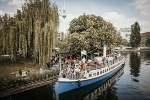 Berlín: Crucero turístico nocturno de 3 horas en barco con cerveza