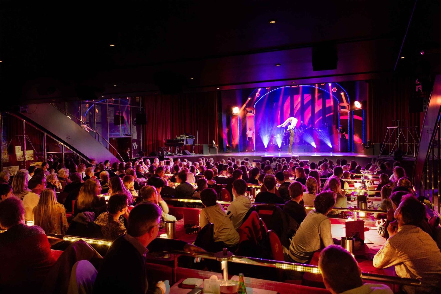 Berlin: «AHOI» – The Acrobatic Swing Show – Varieté-show