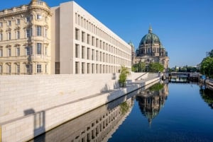Berlin: Architectural Highlights Private Black Van Tour