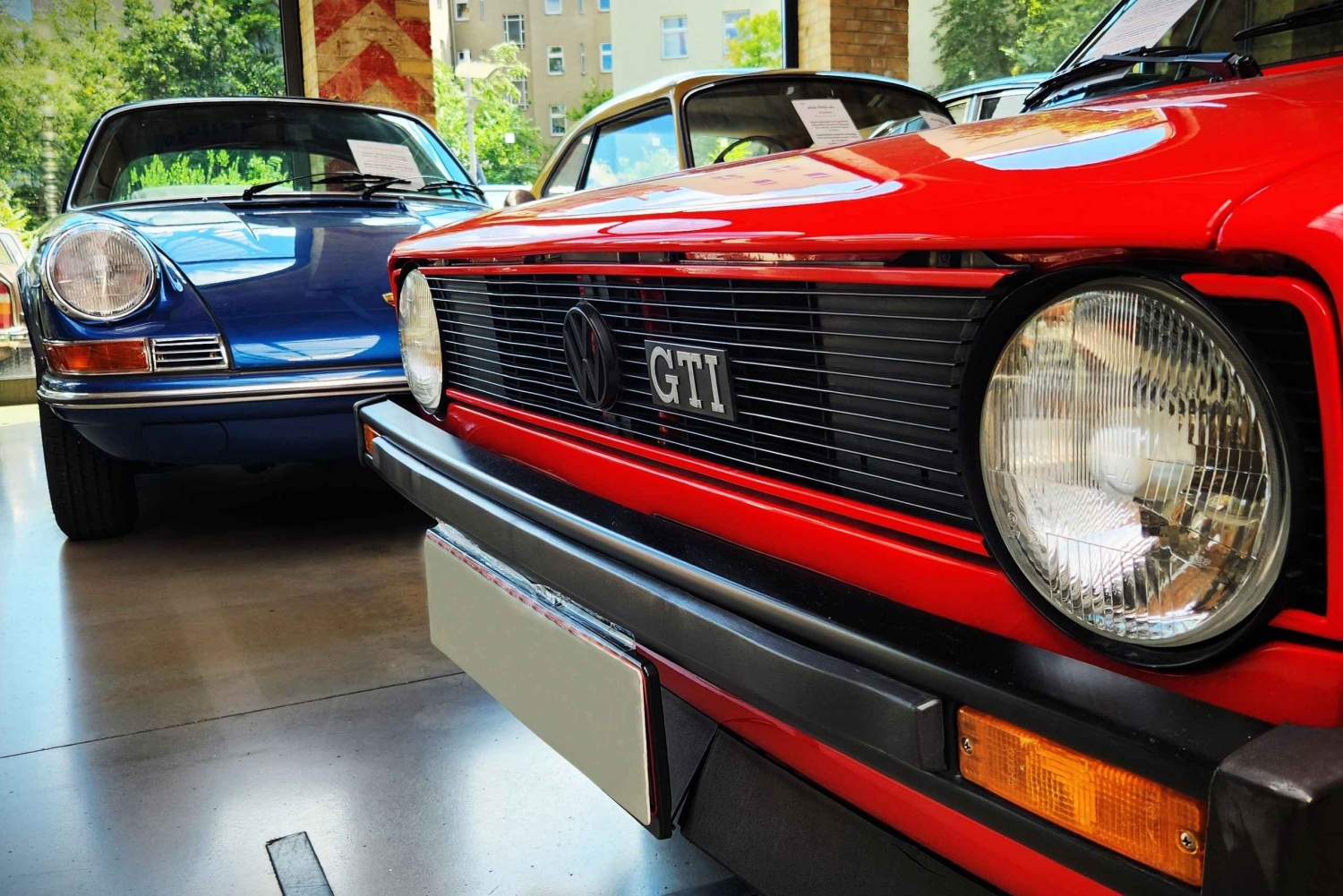 Berlin: Automobile History Tour with Classic Car Visit