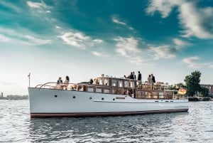 Berlin : Visite du bateau amiral à bord d'un yacht à moteur électrique