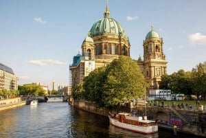 Berlin : Visite du bateau amiral à bord d'un yacht à moteur électrique